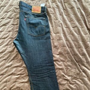 Lightly worn Levi’s 513 size 36x30. Slim through the thing with a straight leg.